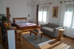 威尔帕扎Prevalis Nature Cottage的客厅配有床和沙发