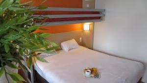 尚特马坎苏迪普瑞米尔经典酒店的小型客房内的一张小床,