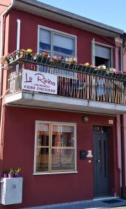 LoreoLa Riviera的红色的建筑,带有鲜花阳台