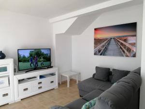 埃斯·梅卡达尔VILLA DIPLOMADO (RELAX EN EL PARAISO)的带沙发和平面电视的客厅