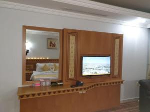 EWG Rahaf Al Mashaer Hotel的电视和/或娱乐中心