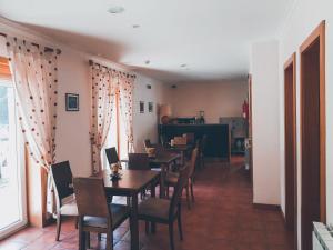 蒙塔莱格里Casa Santa Catarina的一间带桌椅的用餐室和一间带窗户的房间
