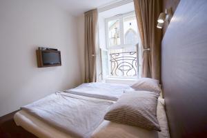 布尔诺雅各布布尔诺旅馆的窗户客房内的小床