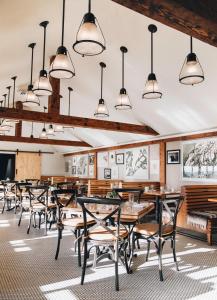 蒙托克加尔尼蒙托克海水Spa度假酒店的用餐室配有桌椅和吊灯
