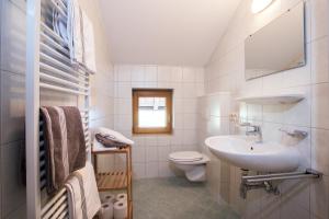 斯图姆Bauernhof im Zillertal, der Badererhof的白色的浴室设有水槽和卫生间。