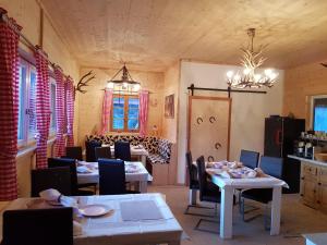 B&B Margit's Ranch Urlaub am Pferdehof餐厅或其他用餐的地方