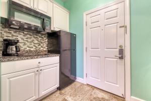 因莱特海滩South Walton Condos II的厨房配有白色门和微波炉