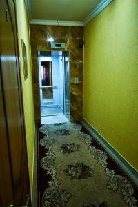 阿德勒大卫酒店的走廊里,房间里设有冰箱