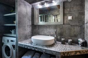 TriovasálosGiorgantis House & Studio的一间带水槽和洗衣机的浴室