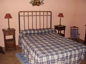 帕劳塔Casa El Menúo的一间卧室配有一张带 ⁇ 子毯子的床