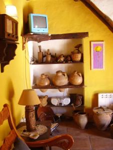 帕劳塔Casa El Menúo的一间设有锅子和一张带笔记本电脑的桌子的房间