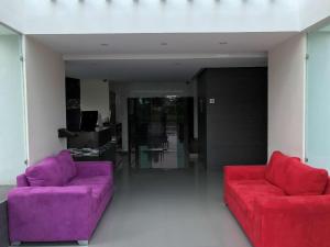 托卢卡Best Western Plus Metepec & Suites的客厅配有紫色和红色的沙发