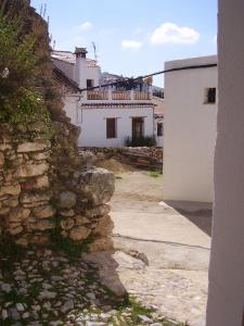 帕劳塔Casa El Menúo的白色建筑旁的石墙
