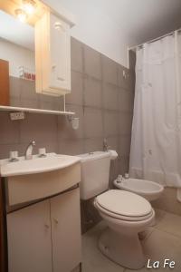 乌斯怀亚Departamentos La fe的浴室配有卫生间、盥洗盆和淋浴。