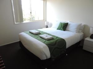 苏塞克斯海岸酒店客房内的一张或多张床位
