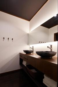 仙北Wanoi Kakunodate的浴室设有2个水槽和镜子