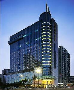 成都润邦国际酒店的一座拥有许多窗户的大型建筑