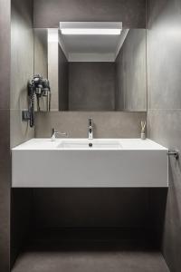 普尔海姆Home & Work的浴室设有白色水槽和镜子