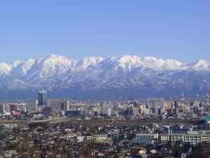 富山富山露台豪华酒店的一座白雪覆盖的城市