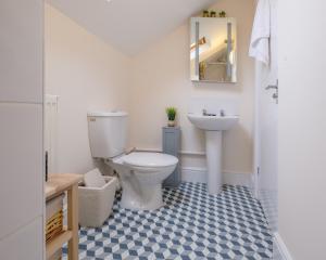 赖德Luxury Living, Stylish Modern Apartment in the Heart of Ryde的一间带卫生间和水槽的浴室