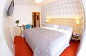 玛丽亚温泉夫罗拉酒店的卧室配有一张白色大床