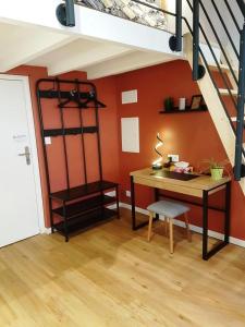 里昂Cosy appartement, dans les pentes de la Croix Rousse的客房配有书桌和高架床。