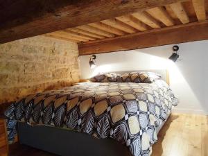 里昂Cosy appartement, dans les pentes de la Croix Rousse的卧室配有砖墙内的床铺