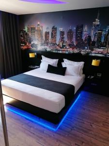 莱里亚Motel Eleven的一间带一张大床的卧室,享有城市天际线