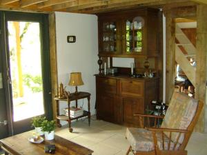Saint-Honoré-les-BainsModern holiday home with lovely garden的客厅配有桌子和橱柜。