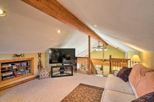 麦科马斯海滩Private Family Home with Deck, Porch and Forest Views!的带沙发和平面电视的客厅