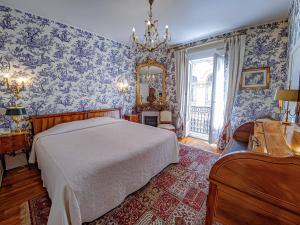 奥尔良德拉贝勒酒店的一间卧室配有一张床和镜子