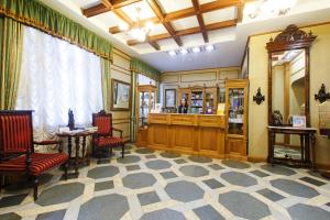 托博尔斯克Hotel Siberia的配有椅子、桌子和镜子的房间