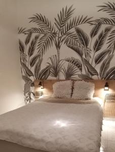 尼斯Les Grands Cedres的一间卧室配有一张带叶子壁画的大床