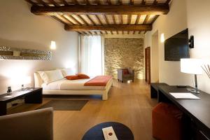 蒙塔尔奇诺Mastrojanni Relais的一间卧室设有一张床和一间客厅。