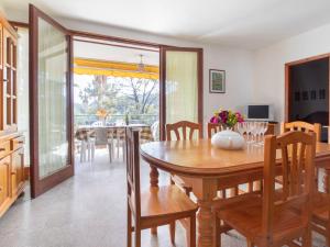 维拉福林Apartment Reus Mediterrani-1 by Interhome的厨房以及带木桌和椅子的用餐室。