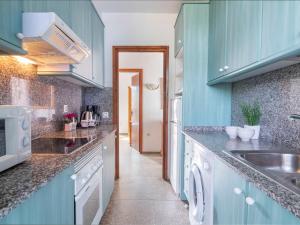 维拉福林Apartment Reus Mediterrani-1 by Interhome的厨房配有蓝色橱柜和水槽
