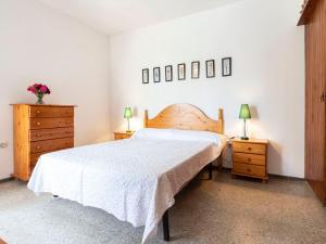 维拉福林Apartment Reus Mediterrani-1 by Interhome的一间卧室配有一张床、两个梳妆台和两盏灯。