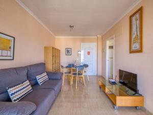 德尼亚Apartment Bahia Blanca-1 by Interhome的客厅配有沙发和桌子