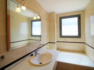 卡拉德费斯特拉特Apartment Torre Maestral-3 by Interhome的浴室配有盥洗盆、镜子和浴缸