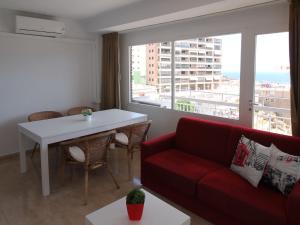 卡拉德费斯特拉特Apartment Maria by Interhome的带沙发、桌子和窗户的客厅