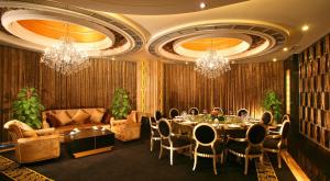 成都润邦国际酒店的用餐室配有桌椅和吊灯。