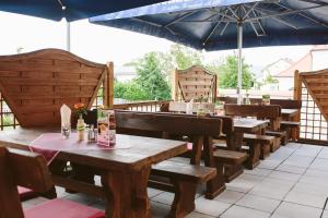 OchsenfeldGasthof Krone Ochsenfeld的餐厅设有木桌和蓝伞