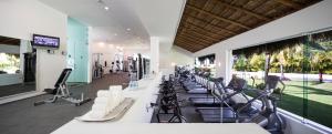 普拉亚卡门绿宝石全包式大酒店的健身室配有长桌和椅子