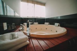 麦德林Provenza Lofts的带浴缸的浴室和毛巾