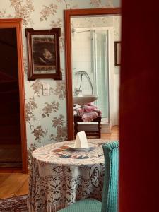 普劳恩阿尔特斯普劳恩旅馆的客房设有带镜子和水槽的桌子