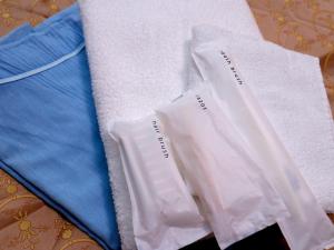 府中市府中旭格兰杜尔经济型酒店的两张白色毛巾坐在桌子上