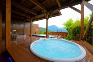 湯布院花由日式旅馆内部或周边的泳池