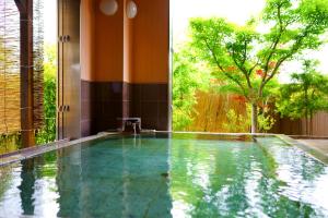 湯布院花由日式旅馆内部或周边的泳池