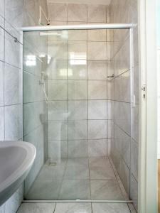 Pedro CanárioHotel Lm的浴室里设有玻璃门淋浴