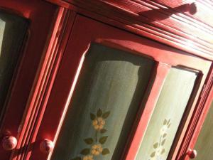 滑铁卢后花园公寓的红色的橱柜,里面装有两扇玻璃窗
